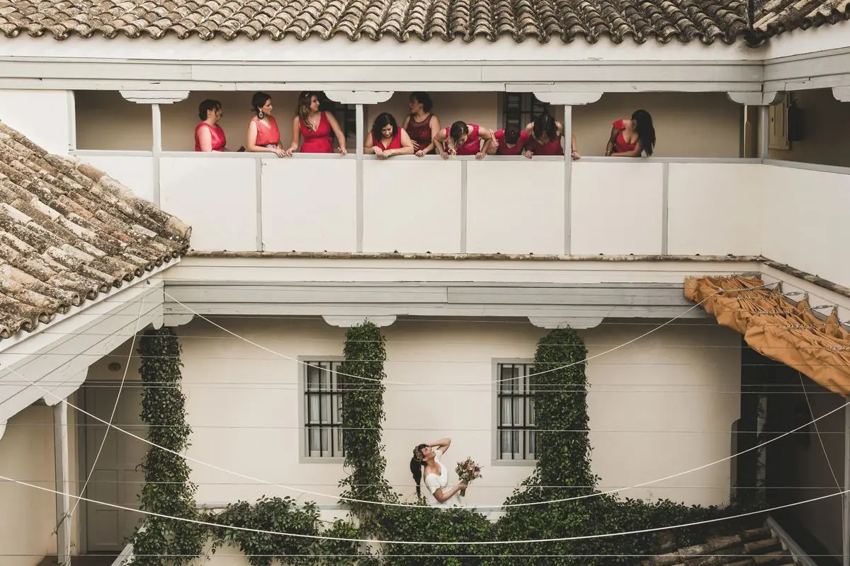 Las amigas de la novia asomadas al balcón del patio