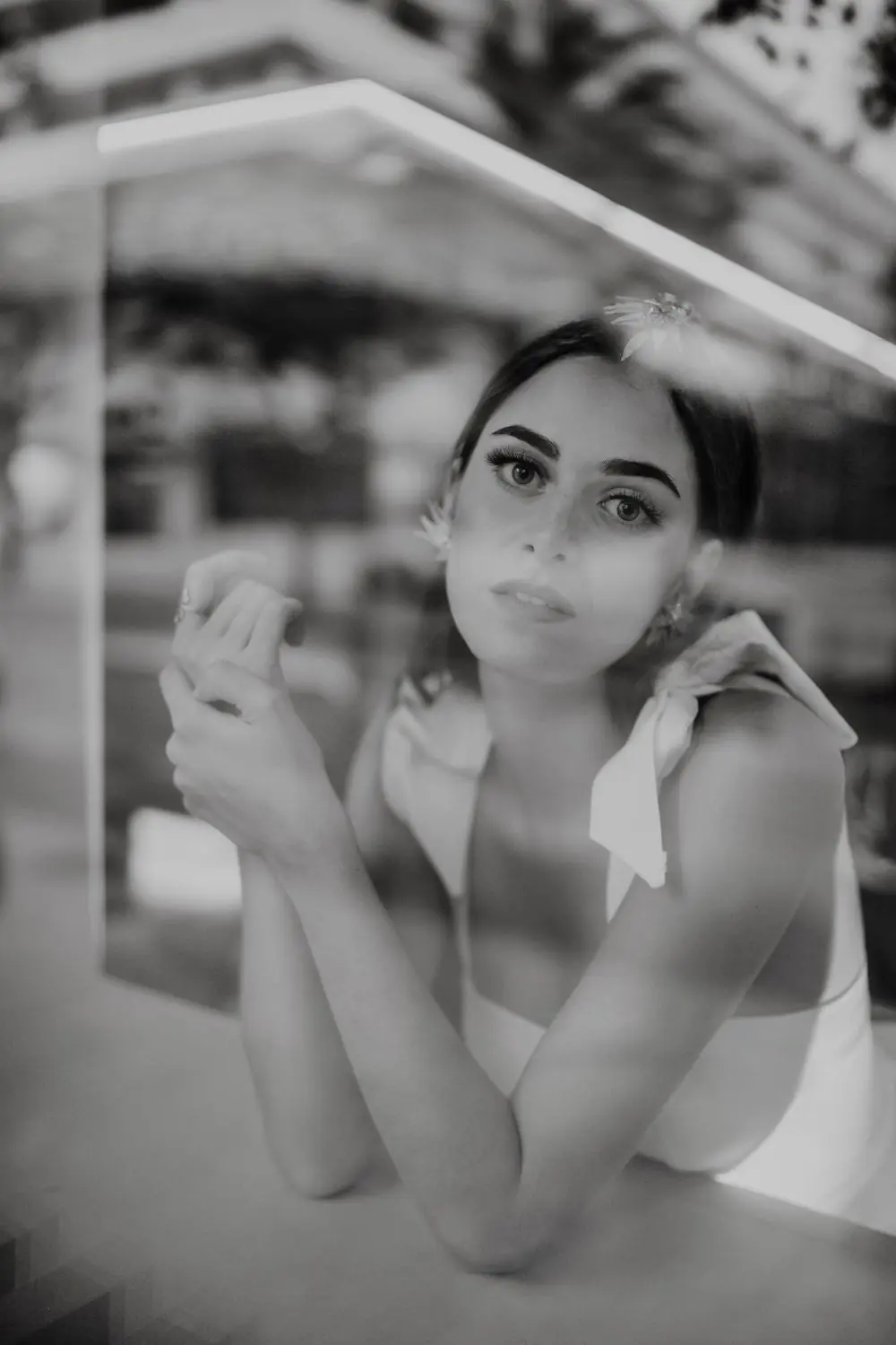 Retrato de la novia a través de un cristal, en blanco y negro
