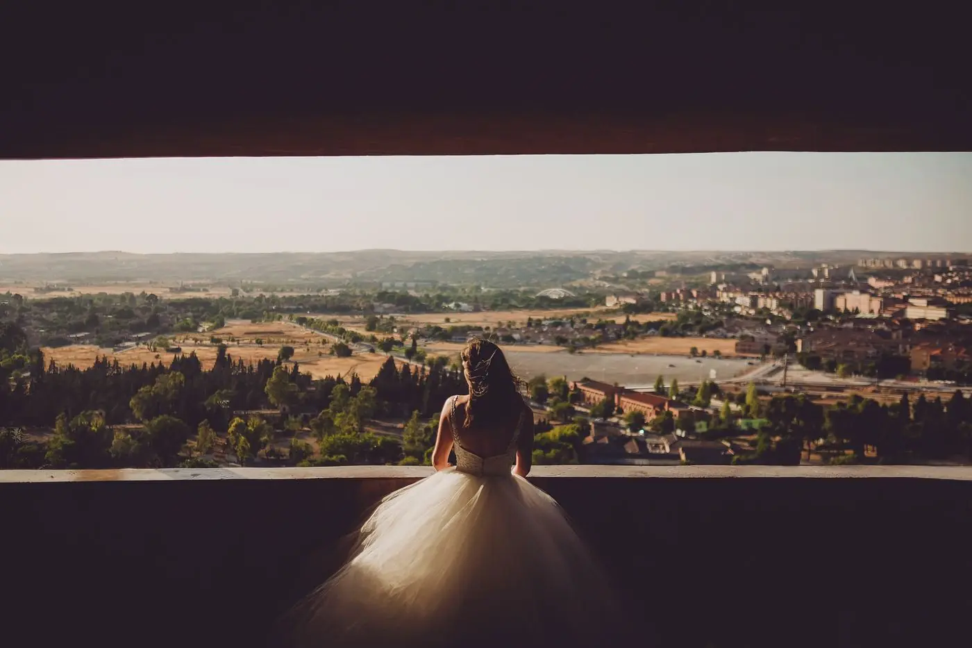 La novia asomada a un mirador sobre la ciudad