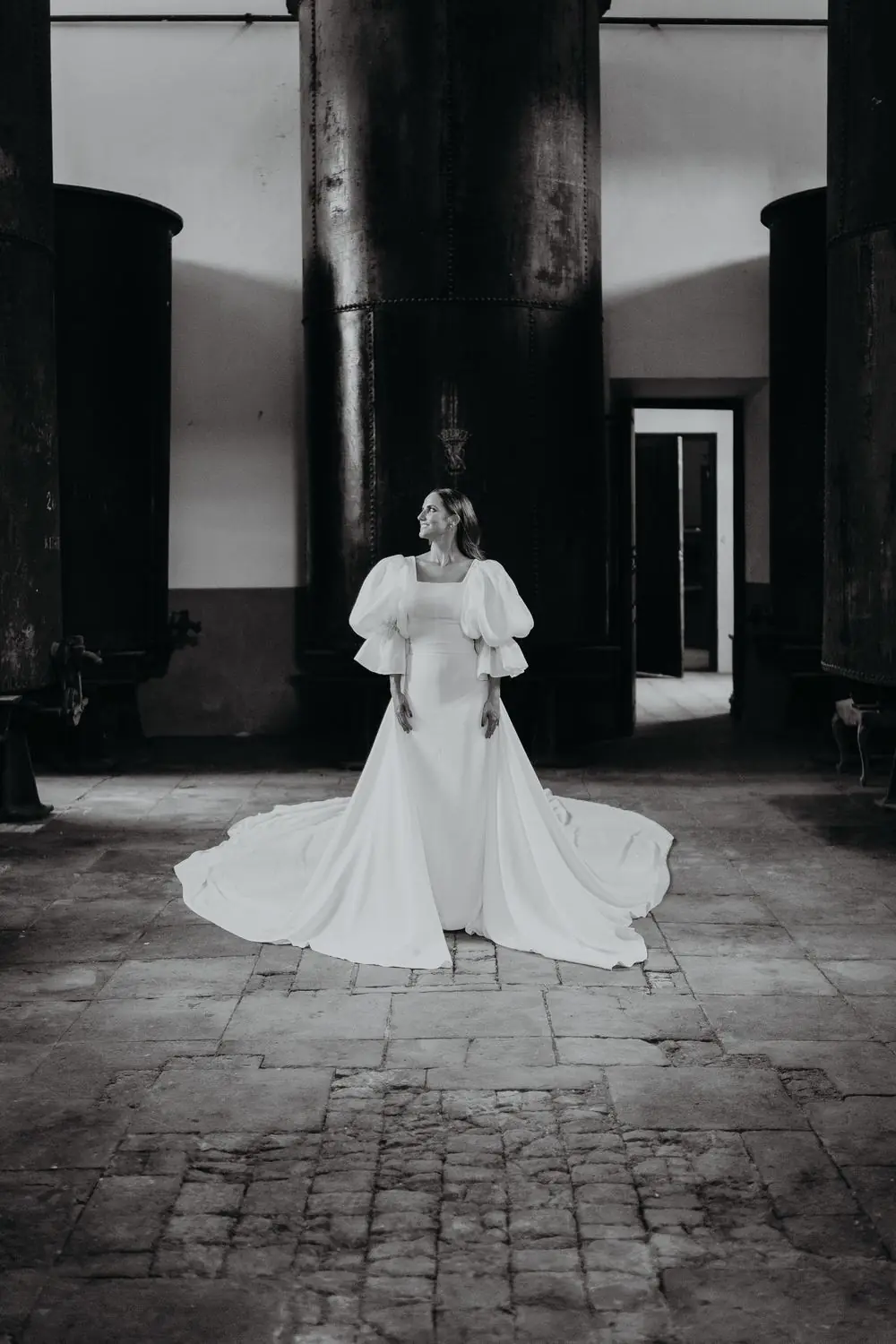 La novia sola en una nave de columnas, en blanco y negro