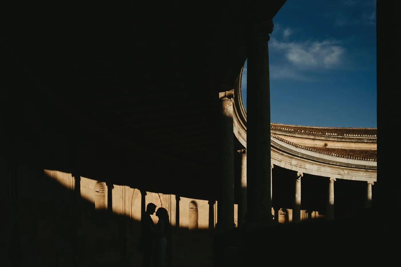 Silueta de los novios en el palacio de Carlos V de la Alhambra