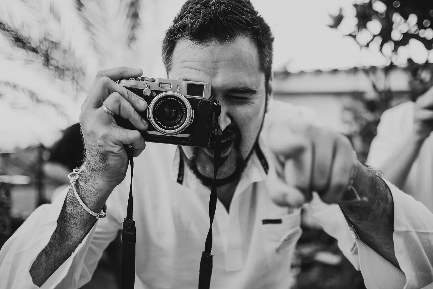 Toni Cano fotografiando con su cámara durante una boda